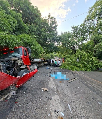 La colisión en la carretera Litoral, en El Zunsal de La Libertad Costa, involucró dos camiones de carga y un sedán. (Foto cortesía)