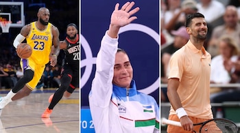 Imagen triple: LeBron James con camiseta Lakers y balón; atleta uzbeka con chaqueta blanca y azul saludando; Novak Djokovic sonriendo con raqueta de tenis.