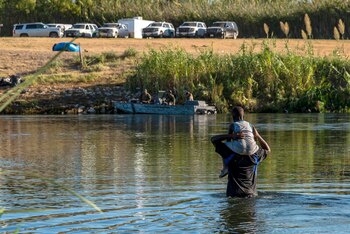 Desde la orilla, una patrulla