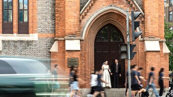 Una pareja tomando fotografías de