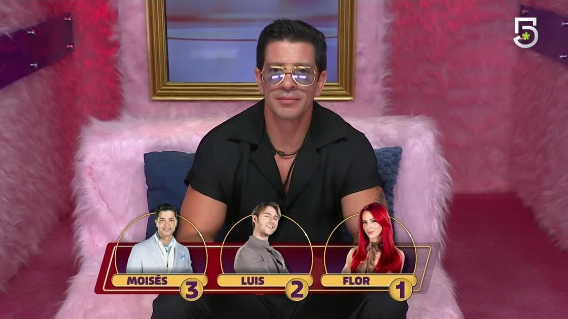 Yahir aparece en un estudio de televisión y presenta la nominación de Moisés, Luis y Flor, cuyos retratos con números se muestran en pantalla. (Facebook: La Casa de los Famosos México4)