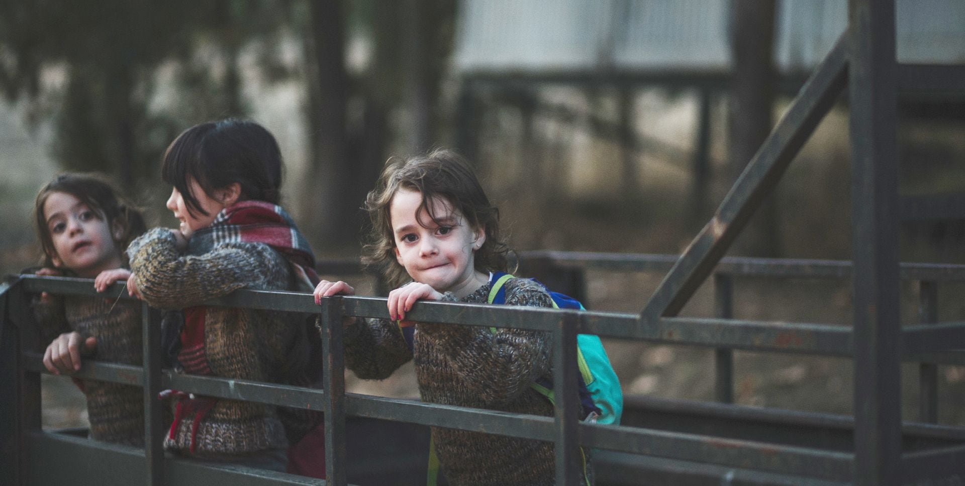 El estudio desafía la creencia común al demostrar que la escasez de recursos propicia una actitud más generosa hacia desconocidos (Freepik)