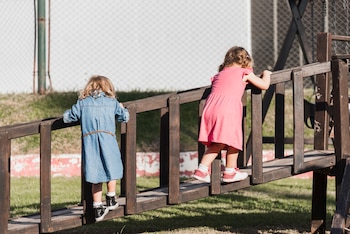 Un par de niñas jugando. (Magnific)