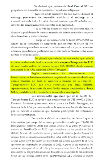 Documento con texto en español sobre una causa penal de la AFA, con párrafos resaltados en amarillo que detallan desvíos de fondos y embargos
