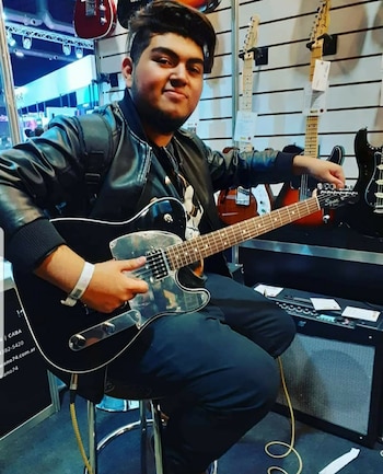 Lucas es músico, siente pasión