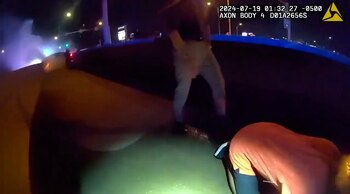Policía rescata hombre de Tesla en llamas