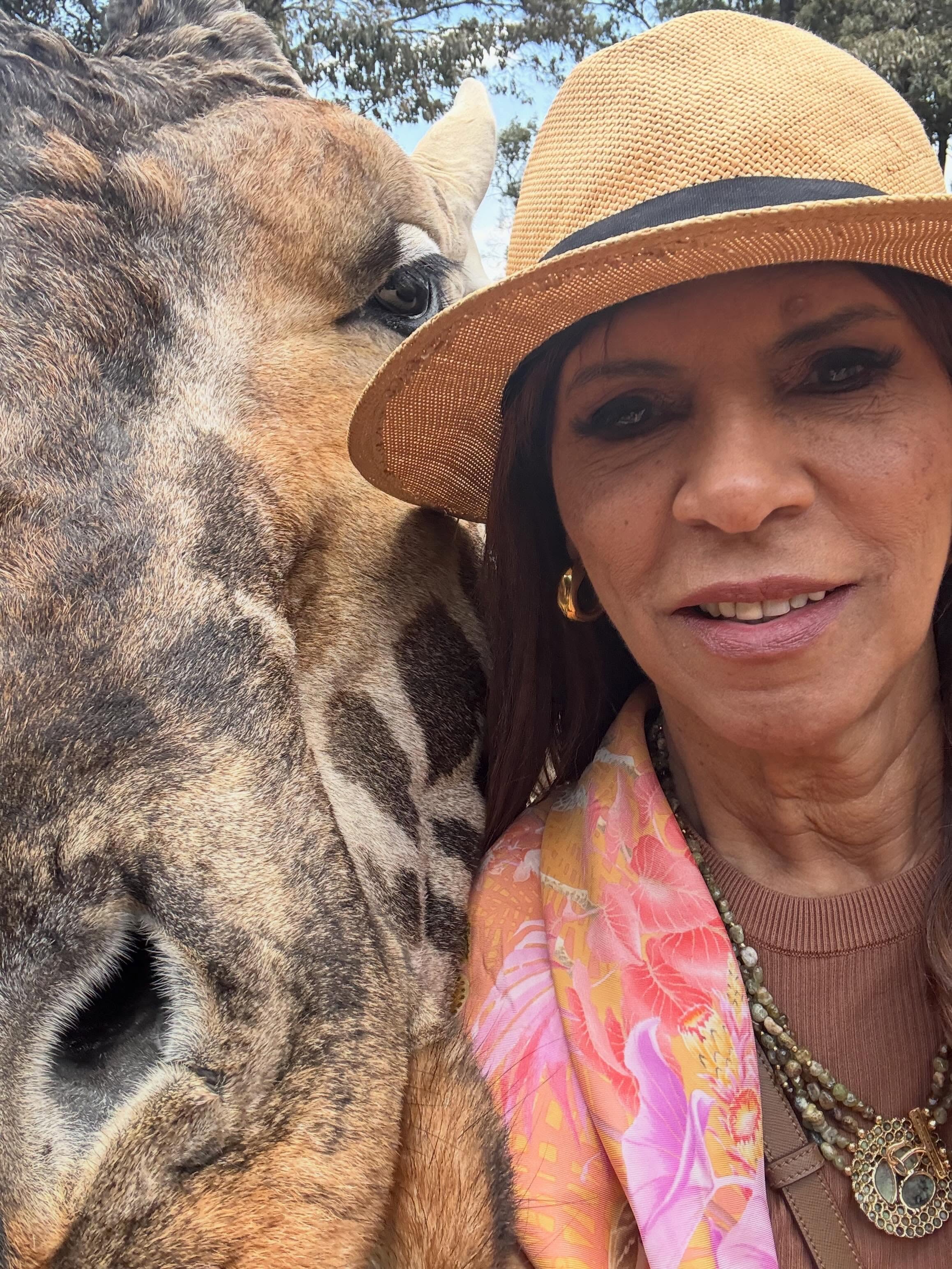 Anamá Ferreira comenzó su viaje por África en Nairobi con una visita al centro de conservación de la jirafa de Rothschild