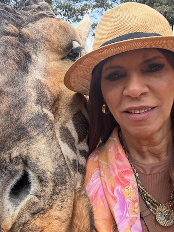 Anamá Ferreira comenzó su viaje por África en Nairobi con una visita al centro de conservación de la jirafa de Rothschild