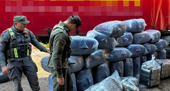 Gendarmería encontró 608 kilos de hojas de coca ocultos entre un cargamento de azúcar de un camión en Santiago del Estero (GNA)