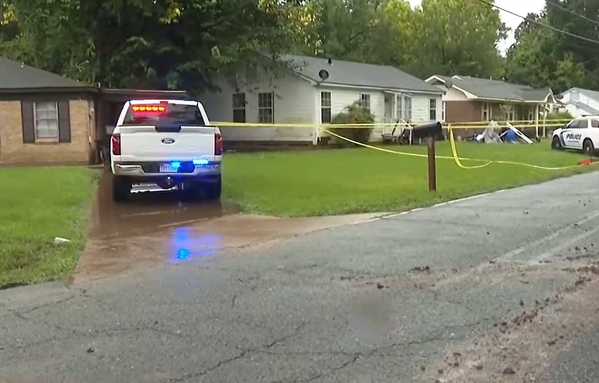 El sospechoso quedó bajo custodia tras un enfrentamiento de unas tres horas y fue trasladado a un hospital local por sus heridas (KALB 5)
