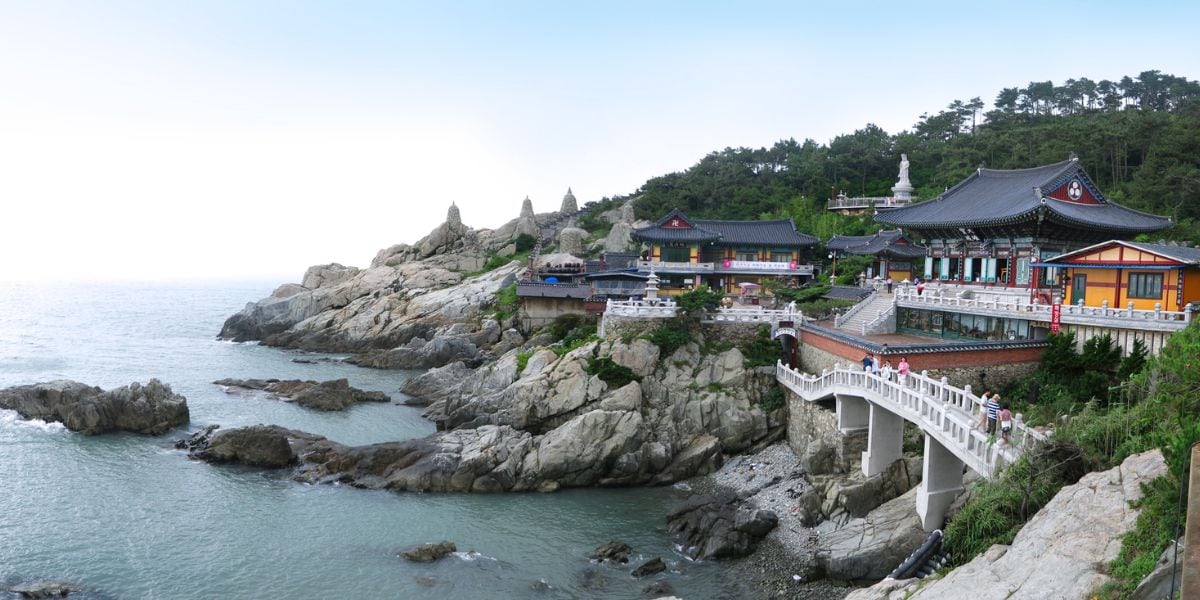 El templo Haedong Yonggungsa, ubicado en la costa de Busan, se destaca por su arquitectura budista y energía espiritual junto al mar (Wikipedia)