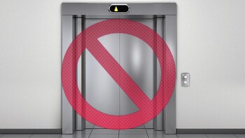 Un hombre con discapacidad lleva