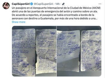 Hombre sale de un avión en el AICM Aeroméxico