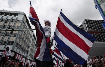 Estudiantes con banderas de Costa