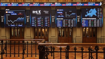 El Ibex 35 aguanta por