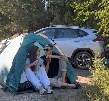 Samantha y Hernán acampando en la ruta 40