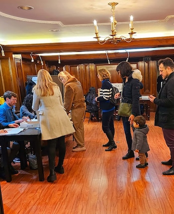 Argentinos votando en el Reino