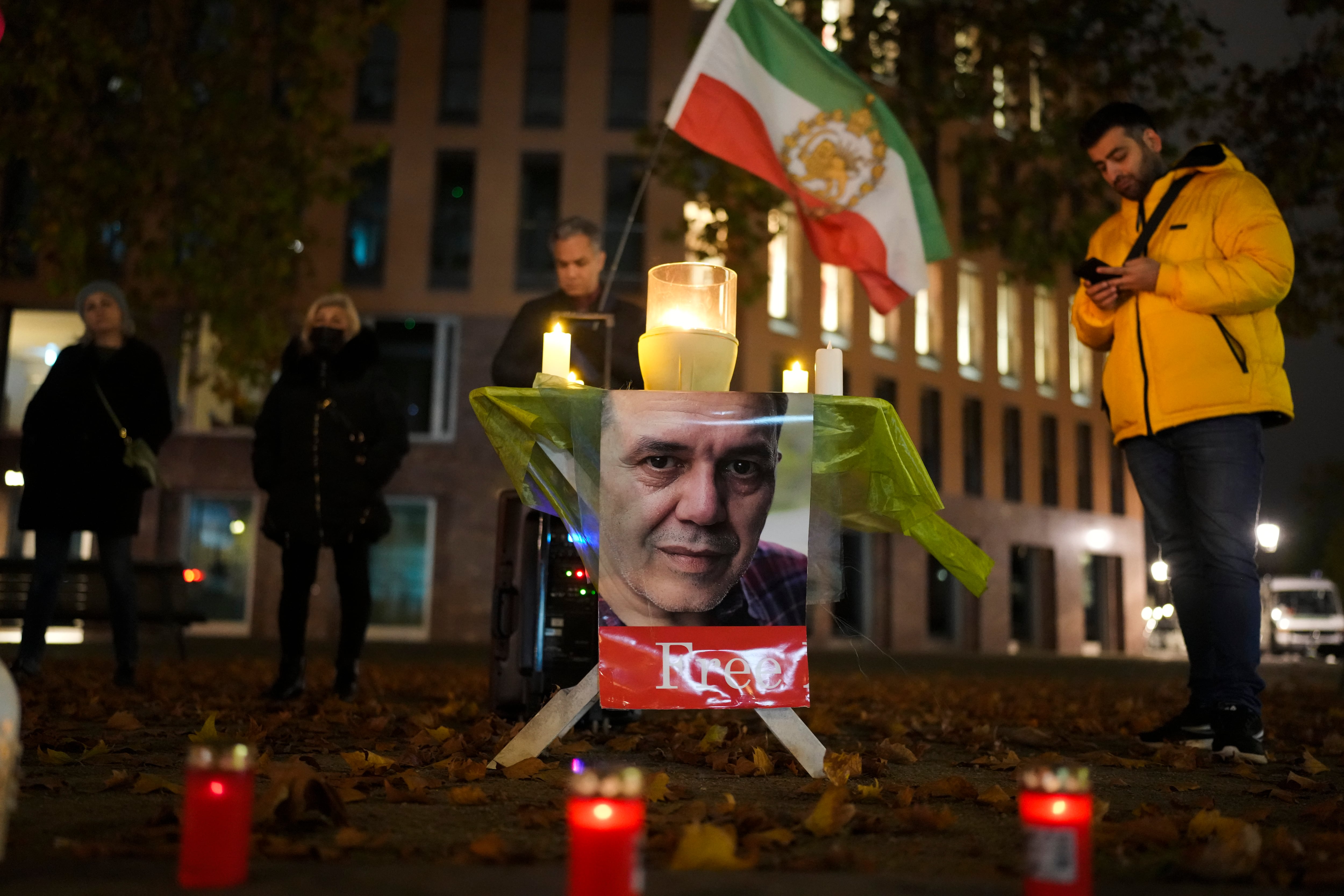 Gente participa en un acto de recuerdo al germanoiraní Jamshid Sharmahd durante una protesta tras su ejecución en Irán, cerca del Ministerio de Exteriores en Berlín, Alemania, el lunes 28 de octubre de 2024
(AP Foto/Markus Schreiber)