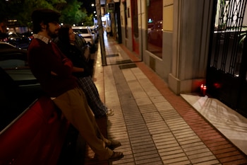 El escritor David Uclés a las puertas del domicilio de Maricarmen. (EFE/Chema Moya)