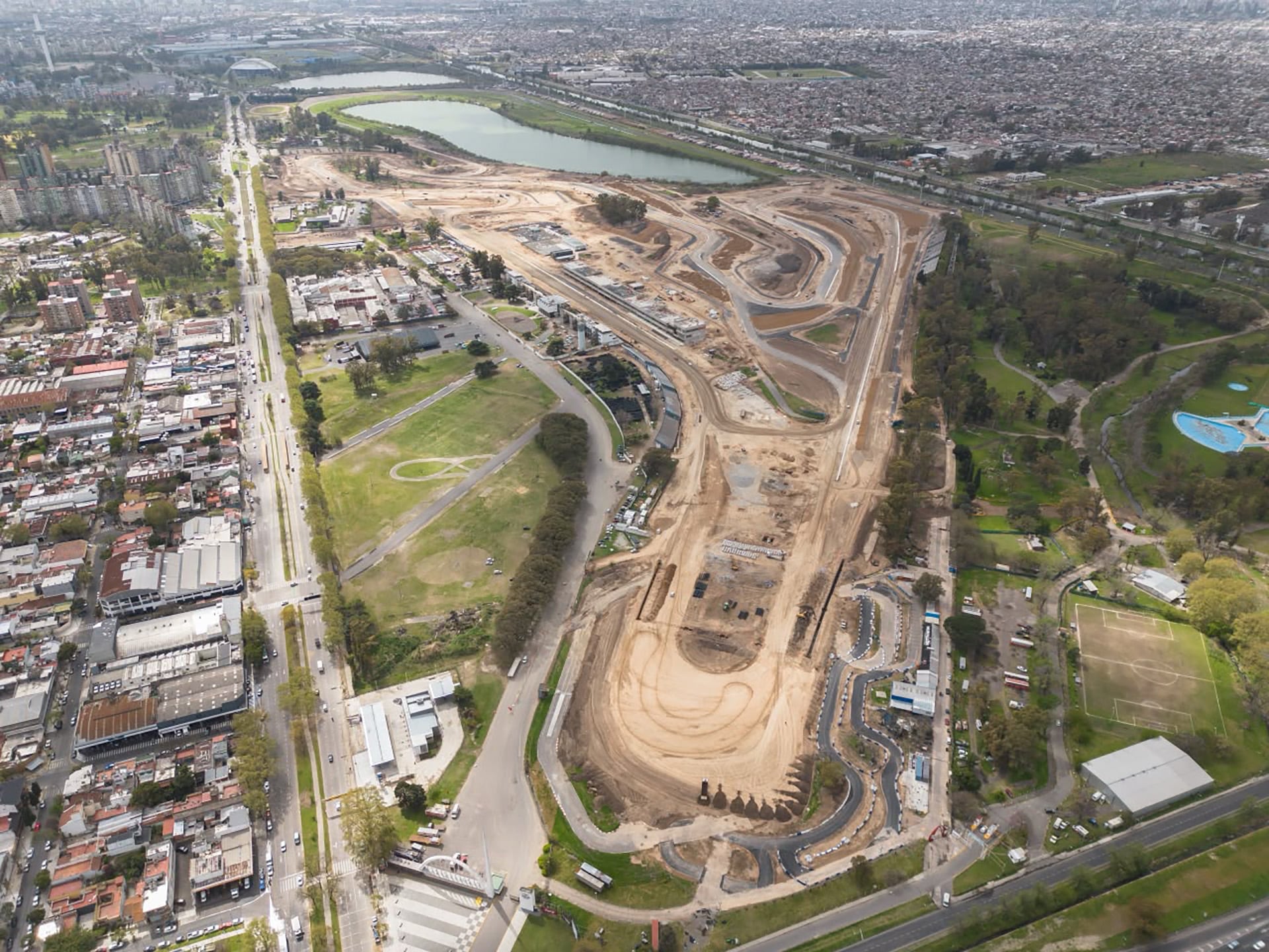 Una toma aérea registra los avances en los trabajos de remodelación y acondicionamiento del Autódromo Juan y Oscar Galvez