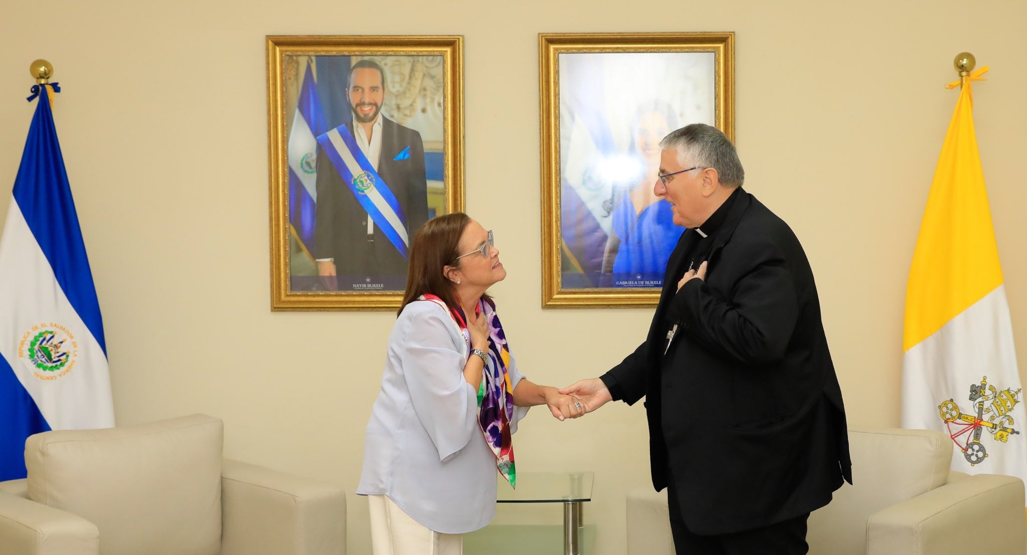 El nuevo Nuncio Apostólico entregó esta semana las Copias de Estilo a las canciller de El Salvador, Alexandra Hill Tinoco, previo a la entrega oficial de las Cartas Credenciales./ (Redes de Alexandra Hill Tinoco)