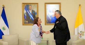 O novo Núncio Apostólico apresentou esta semana as Cópias de Estilo à Chanceler de El Salvador, Alexandra Hill Tinoco, antes da entrega oficial do Certificado./ (Alexandra Hill Tinoco Networks)