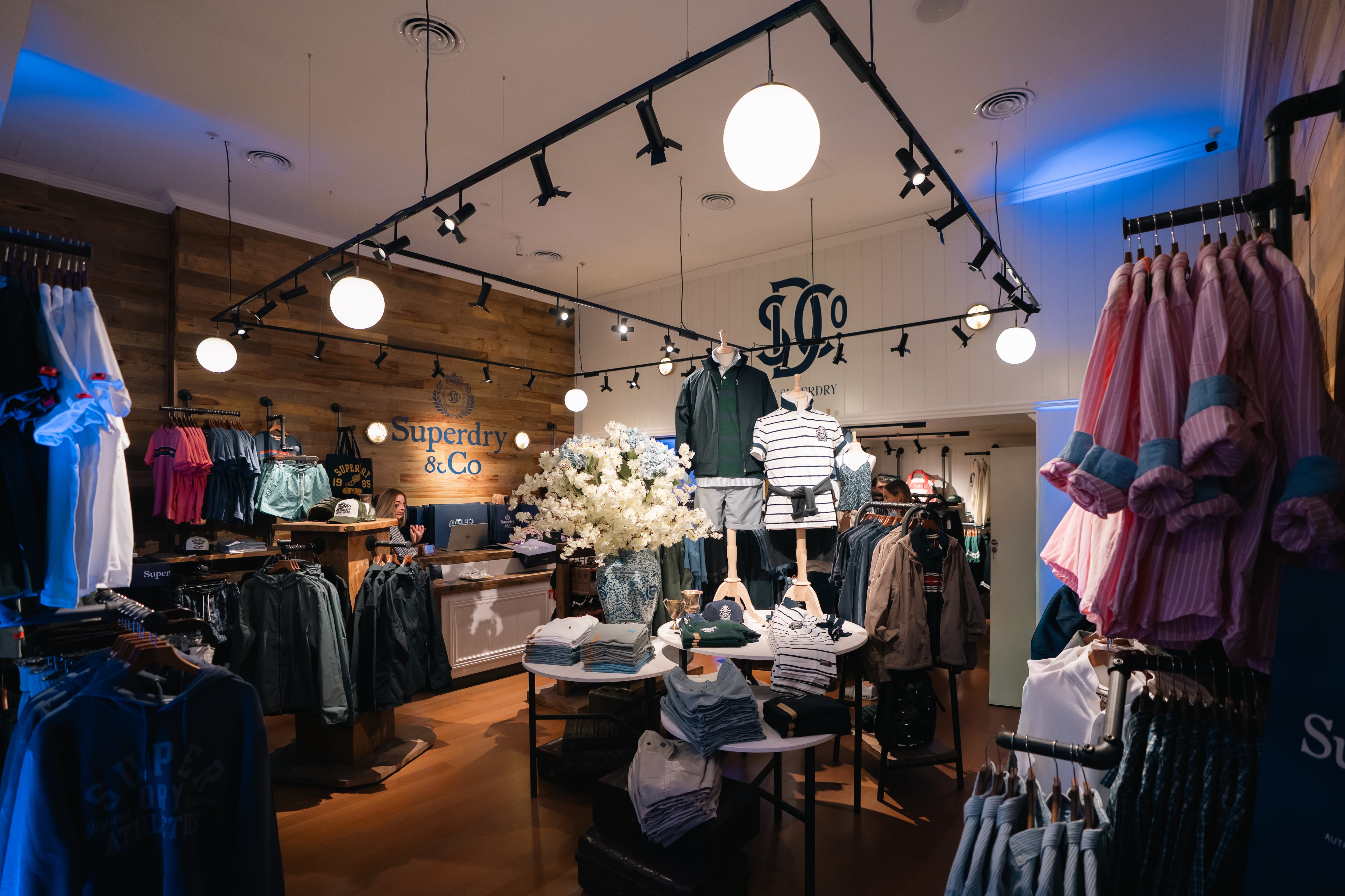 Superdry & Co abrió su primer local físico en el país, ubicado en Unicenter (Superdry & Co)