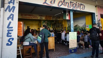 Activistas alimentan a migrantes en