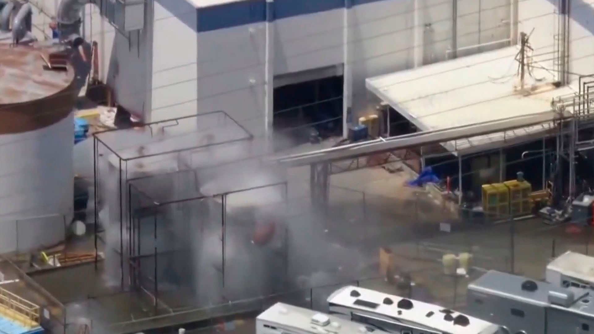 Las autoridades de California advierten sobre el riesgo inminente de explosión debido a la inestabilidad del tanque afectado (Captura de video)
