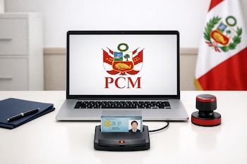 Laptop en un escritorio con el sello de la Presidencia del Consejo de Ministros en la pantalla, un lector de tarjetas con un DNIe y una bandera peruana.