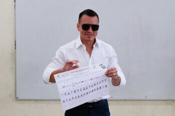 Noboa exhibe la papeleta electoral