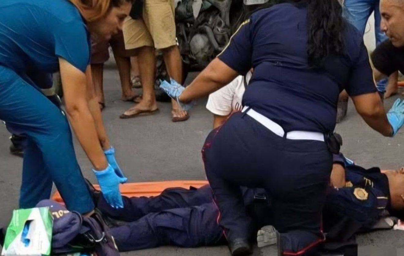 El agente de la PNC Carlos Enrique Pérez Puac sobrevivió a la colisión con una fractura de arco cigomático. (Bomberos Municipales Departamentales)