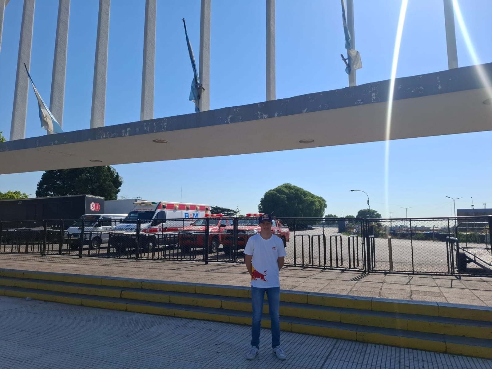 Mattia, en el icónico arco del acceso principal al Autódromo de la Ciudad de Buenos Aires Oscar y Juan Gálvez (Infobae)