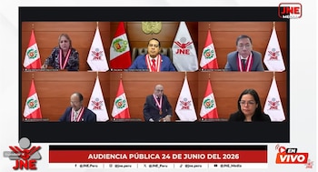Audiencia pública virtual con seis miembros del Jurado Nacional de Elecciones (JNE), incluyendo su presidente, ante banderas de Perú y logos de la institución