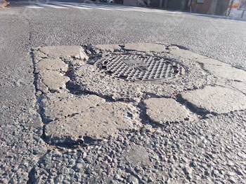 Iba en bicicleta, cayó por una rotura en el asfalto y la Justicia ordenó indemnizarla