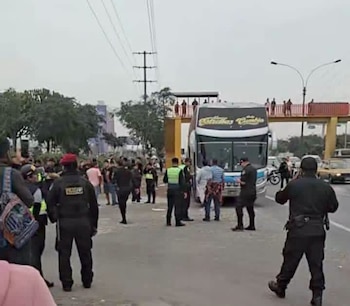 Tres heridos luego de ataque de sicarios contra el bus de ‘Las Estrellas de la Cumbia’.