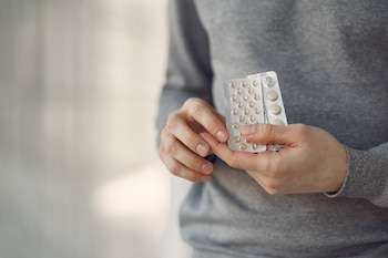 Una persona con dos blíster