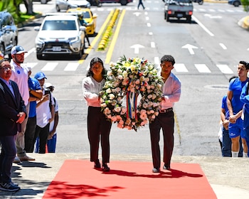 Jairo Moreno y Daira Sánchez colocaron una corona floral al pie de los aros olímpicos en un gesto simbólico del vínculo entre generaciones del deporte salvadoreño. (Foto: Comité Olímpico de El Salvador)