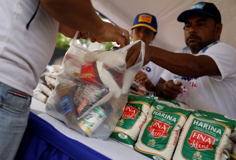 Persona compra comida en Caracas, Venezuela. REUTERS/Leonardo Fernández Viloria