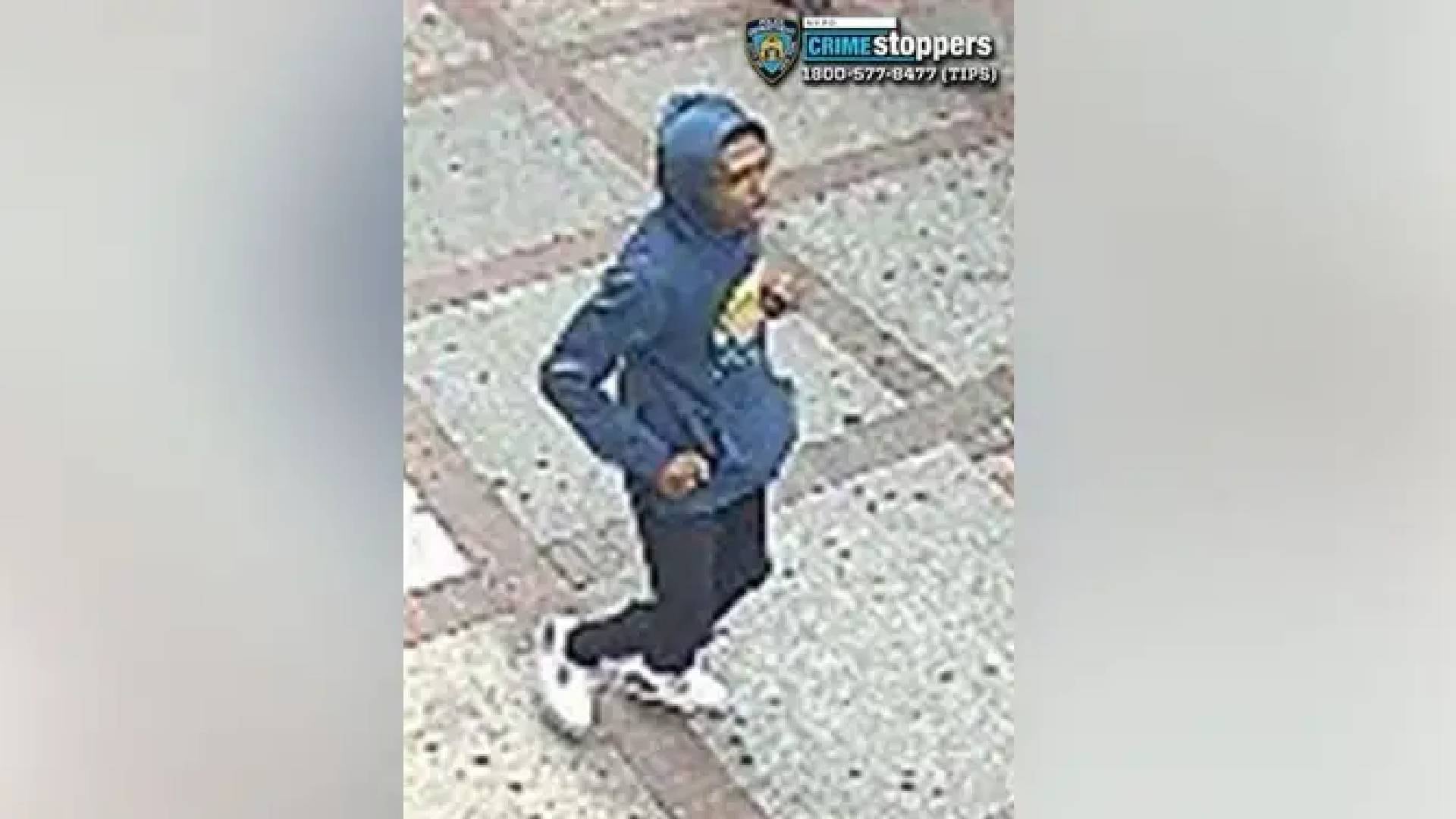 La Policía de Nueva York difundió la foto del sospechoso, a quien describió con sudadera oscura con capucha, pantalón negro y zapatillas blancas. (NYPD Crime Stoppers)