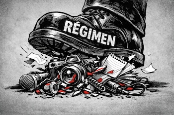 Gran zapato de cuero negro con la palabra 'RÉGIMEN' en el pie aplastando una cámara de fotos, un micrófono y una libreta de apuntes rotos con fragmentos rojos.
