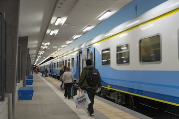 El nuevo servicio del tren Sarmiento funciona con un coche de primera clase, aire acondicionado y baños