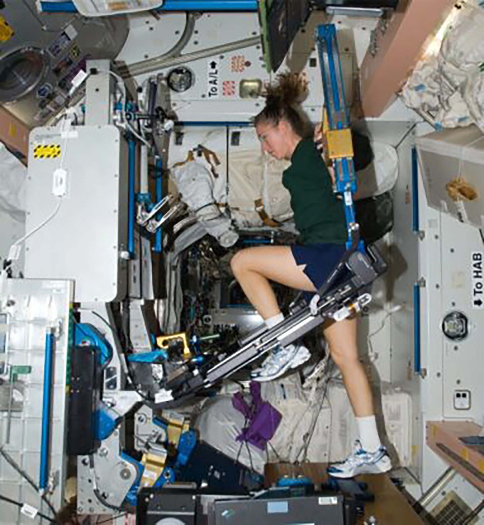 Los astronautas deben hacer ejercicio constantemente para reducir los efectos secundarios de la microgravedad. (NASA)