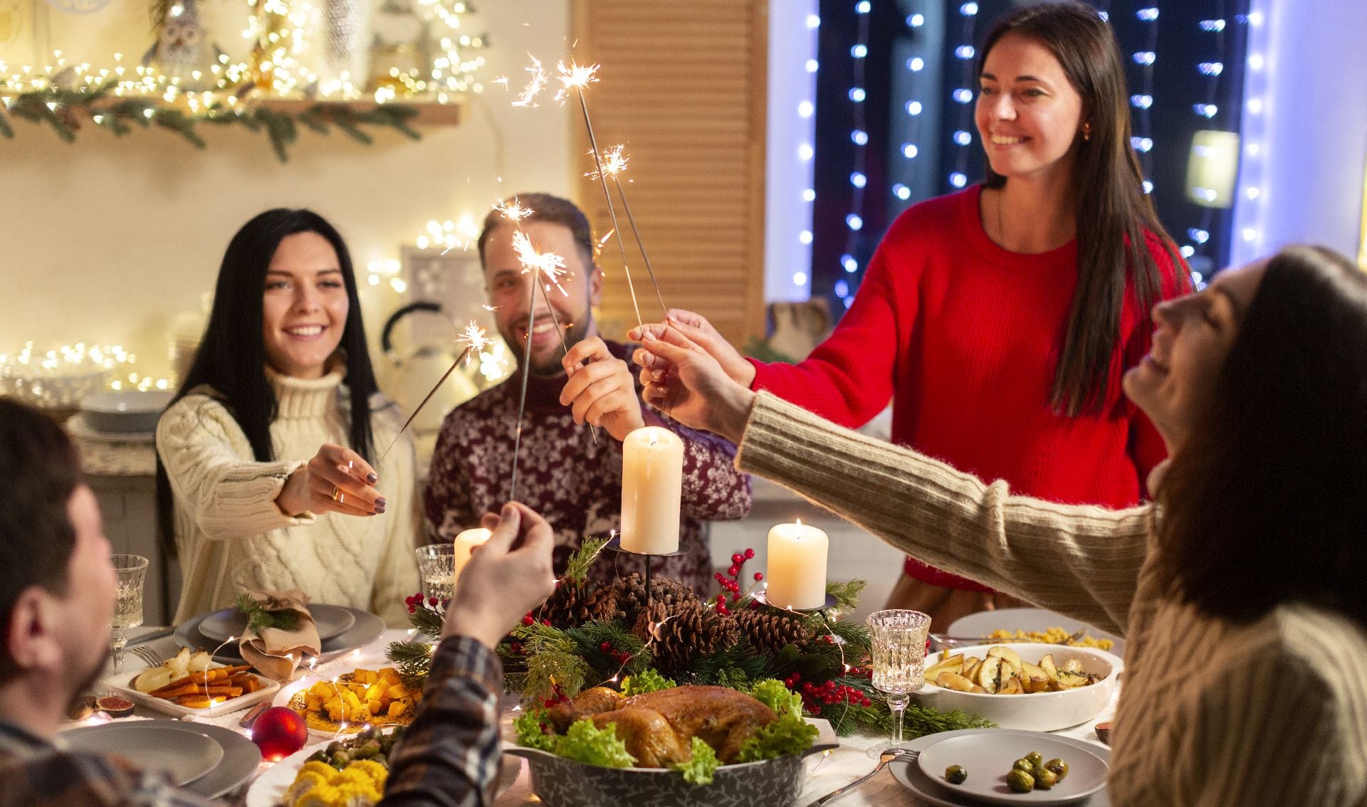 Cada año, las familias peruanas transforman la Nochebuena en una mezcla de costumbres, cenas inolvidables y rituales donde la cultura y la fe se dan la mano en cada rincón del país (Freepik)