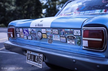 Es celeste con franja blanca