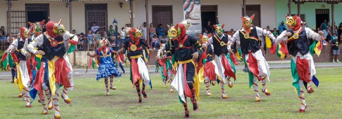 En la plaza colonial los danzantes celebran la festividad del Corpus Christi. (Autoridad de Turismo)