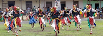 En la plaza colonial los danzantes celebran la festividad del Corpus Christi. (Autoridad de Turismo)