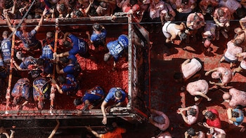 La Tomatina vuelve a llenar las calles de Buñol de rojo al grito de "tomate": "Quien venga a estar limpio, que no venga"