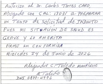 Alejandro Toledo firma un documento manuscrito donde autoriza el trámite de un pedido de indulto debido a su estado de salud grave.