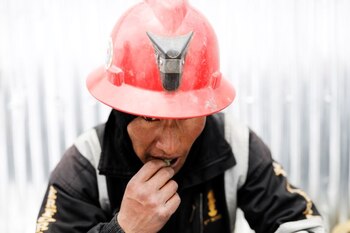 Un hombre que trabaja como